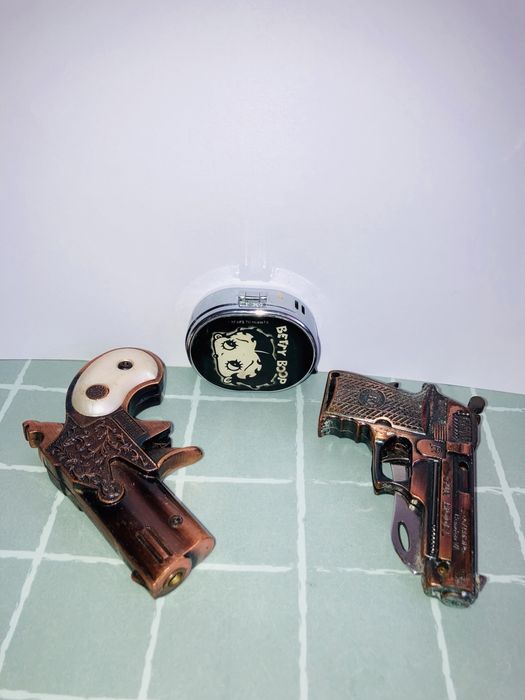 Caruț anii 70,Bricheta vintage,statueta Nefertiti onix