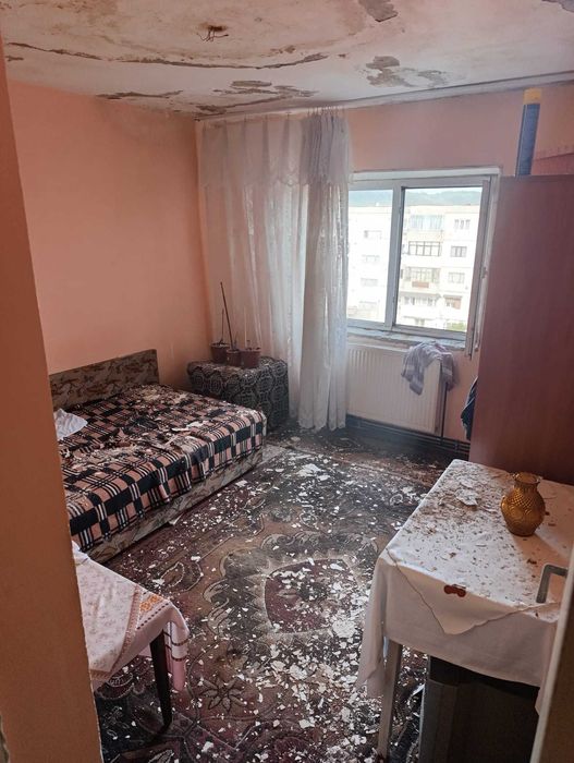 De vanzare -apartament 2 camere decomandat 22.000€ pret este negociabil nr.tel 0770834054