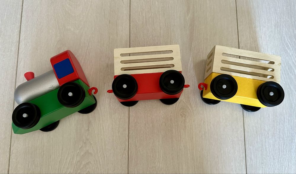 Trenuleț din lemn cu locomotivă și 2 vagoane