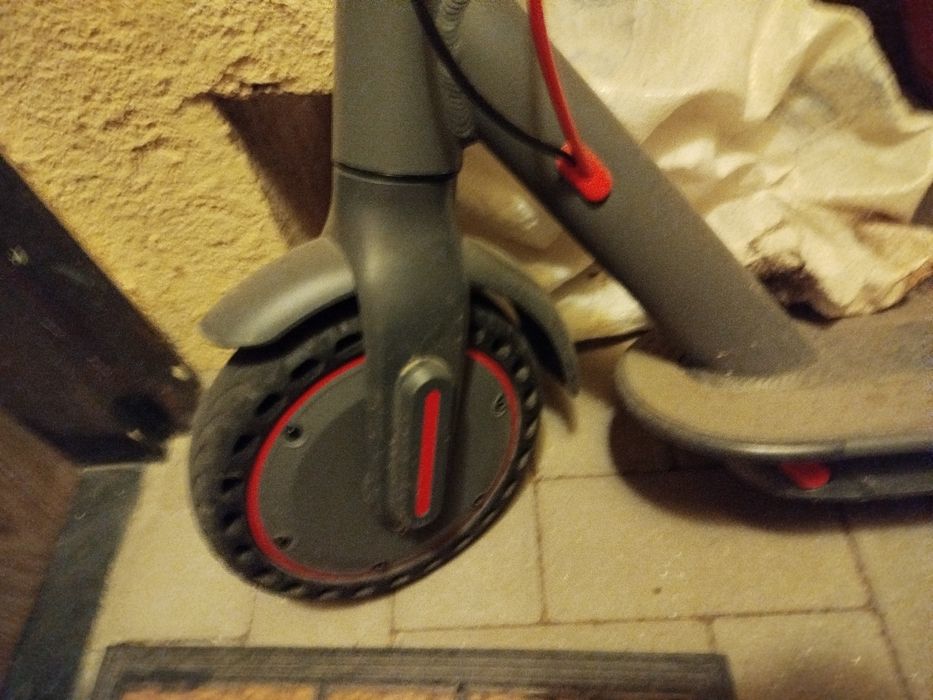 Trotinea electrica 31km/h maxim 25km autonomie