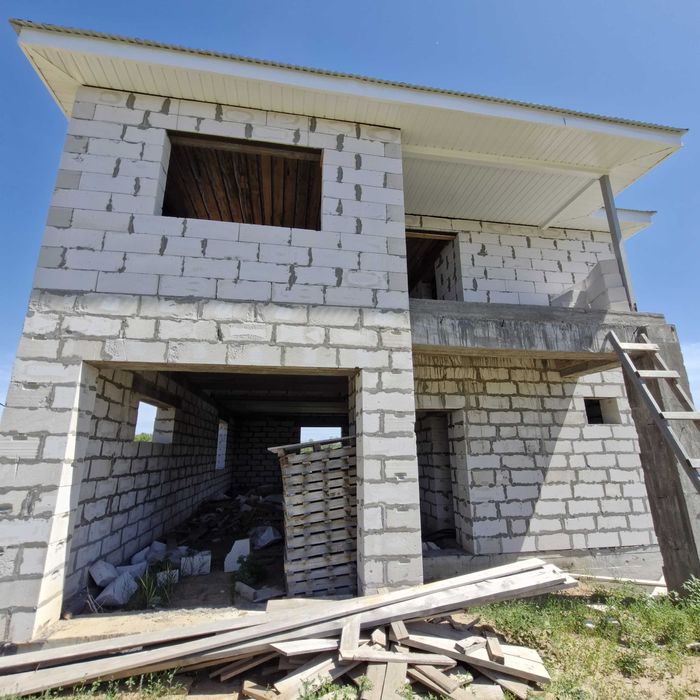 Продам участок с недостроенным домом в жероме