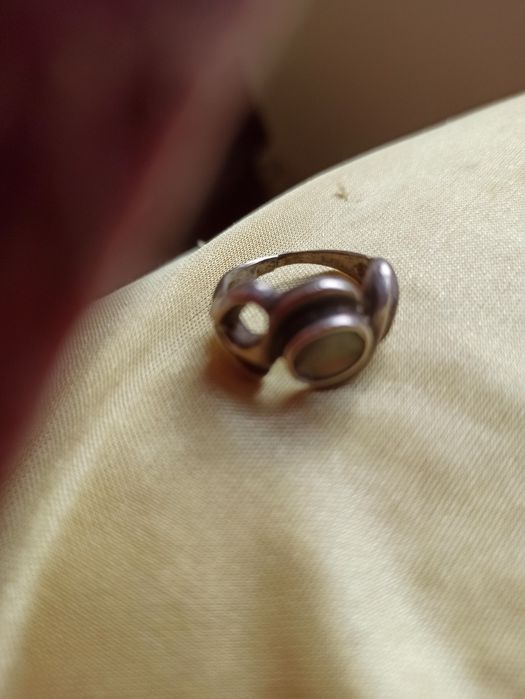 Продавам сребърен пръстен