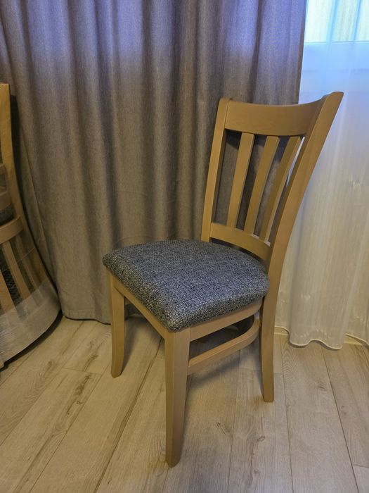 Чисто нови троянски трапезни столове