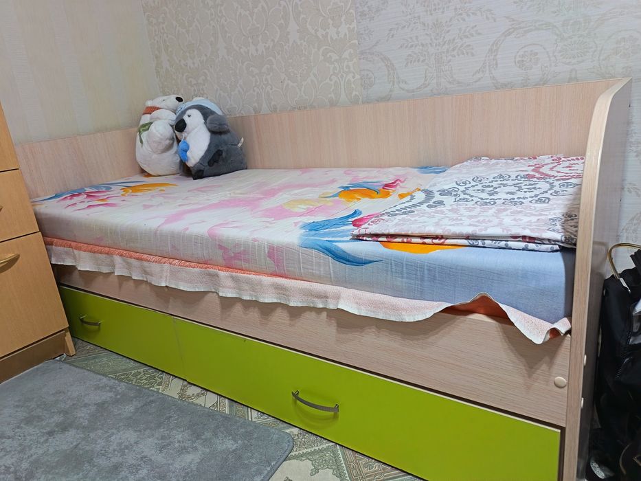 Подростковая кровать, хорошее качество, изьянов нету!