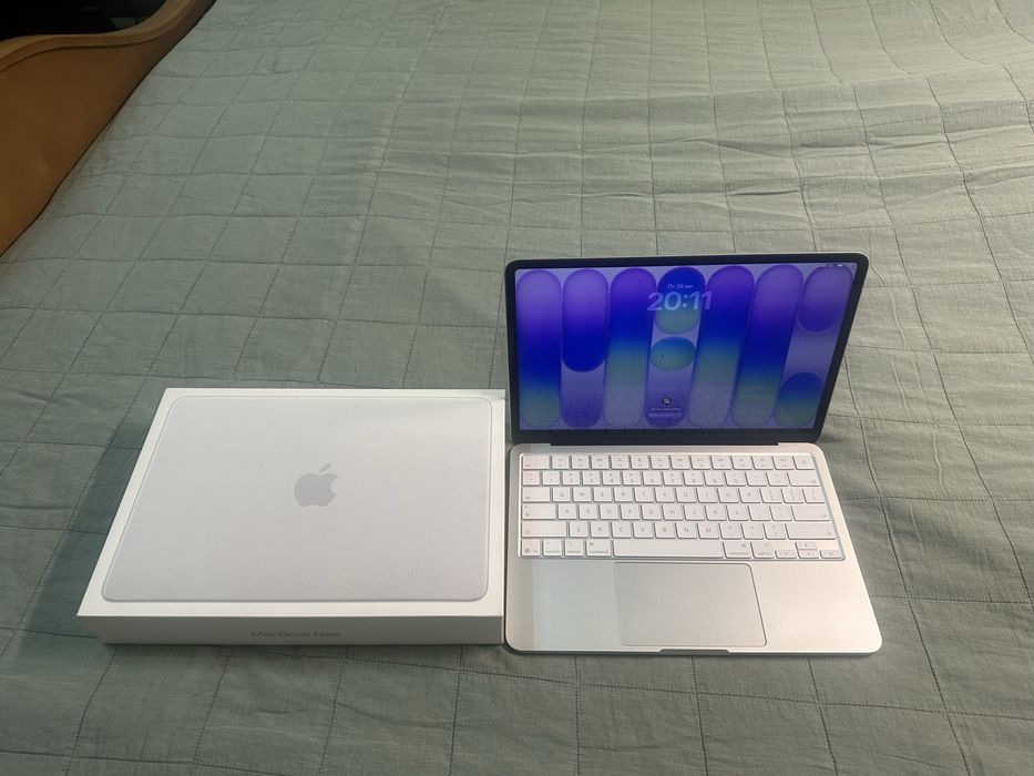 Macbook neo 256 gb , 8 sd