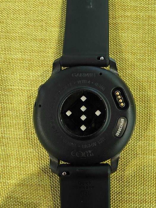 Продавам смарт часовник Garmin Venu 4