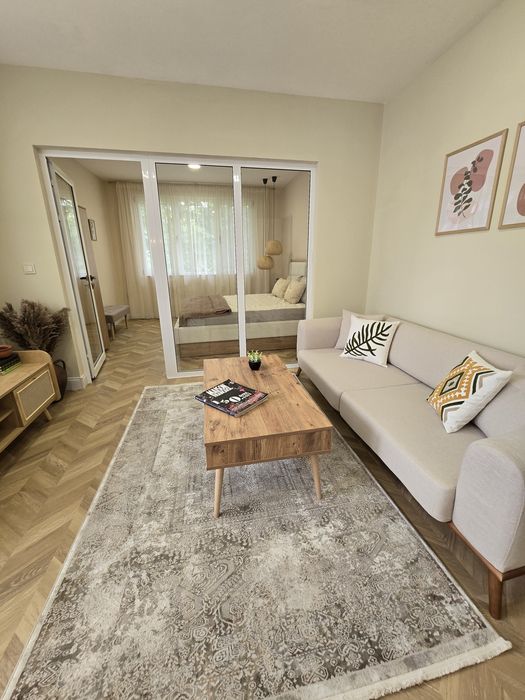 Дава се под наем Тристаен апартамент в Стара Загора, Център - 100 кв.м за 612 € - Снимка #1