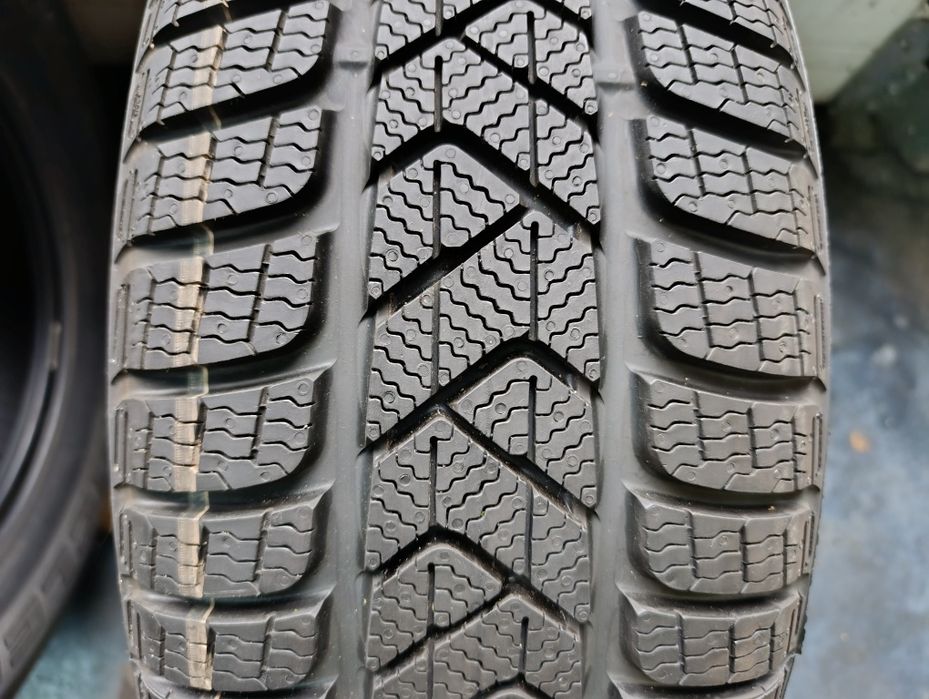 O anvelopă de iarnă nouă 215 60 16 Pirelli Seal dot 2023