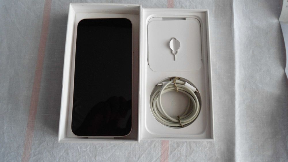 Телефон Iphone 13 - употребяван без забележки