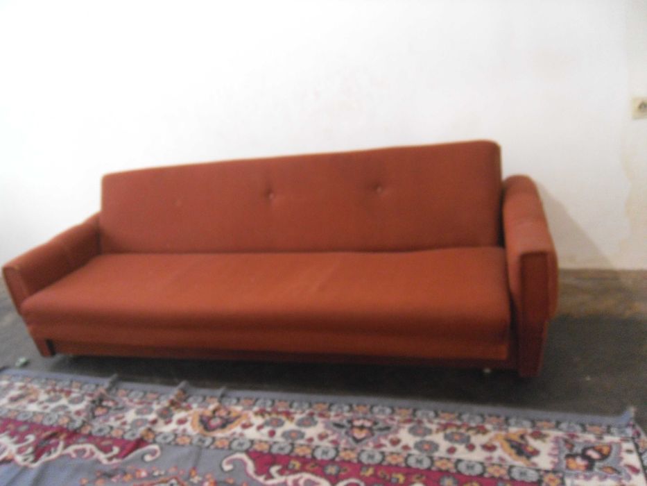 Спалня с четирикрилен гардероб и разтегателен диван