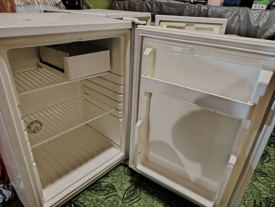 Мини бар два броя- работят без проблем