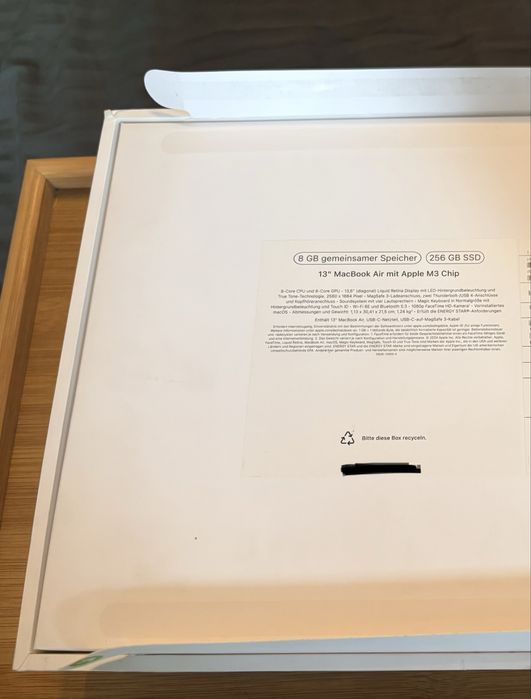 MacBook Air 13” M3 Chip 256GB SSD(2024).+ подарък калъф за носене.