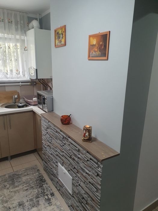 Apartament cu 3 camere decomandat.