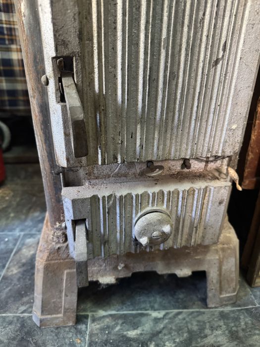 Голяма печка на твърдо гориво