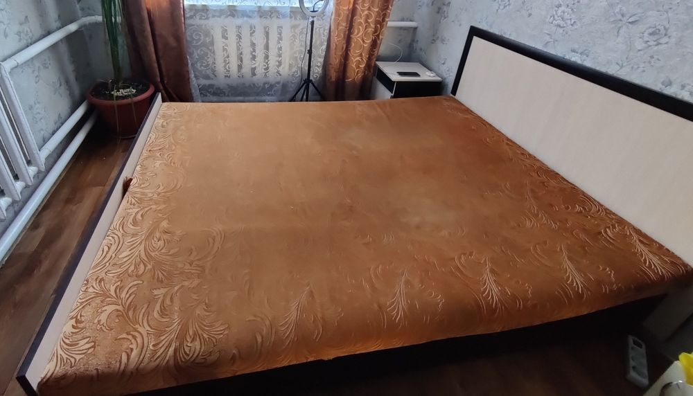 Кровать 2х спальная.