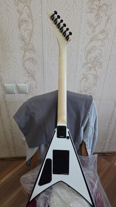Продаётся гитара Jackson Series King-V JS32 белая
