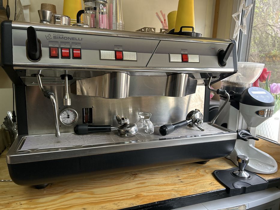 Кофемашина SIMONELLI  кофемолка Cunill