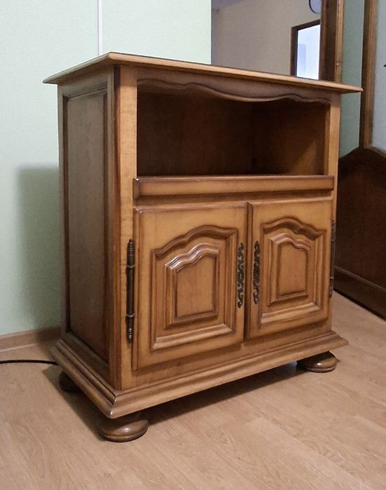 De vanzare doua comode din lemn masiv.