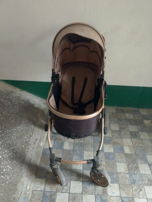 Коляска б/у в среднем состоянии