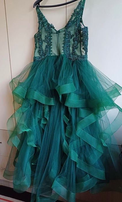 Бална рокля, изработена по поръчка, разкриваща изящността на детайлите