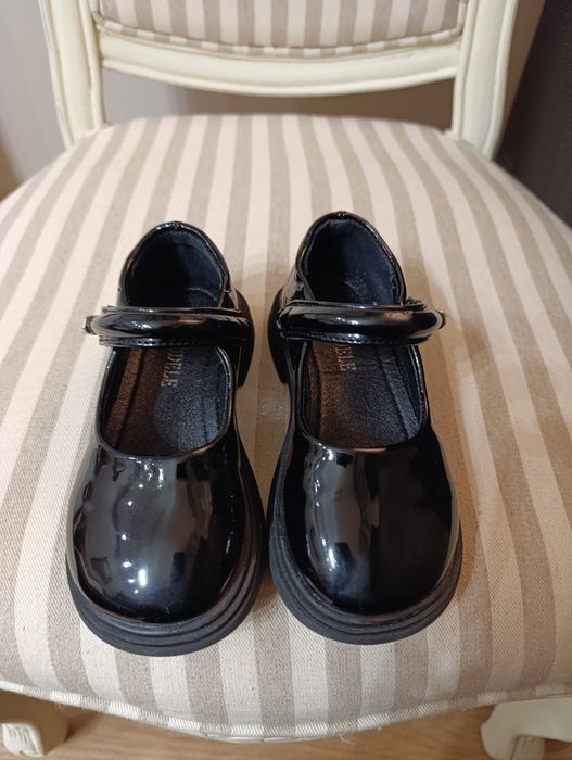 Два чифта лачени обувки 28 номер