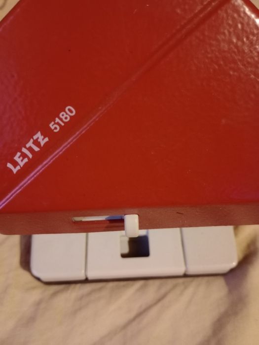 Vînd aceste trei perforatoare hirtie LEITZ