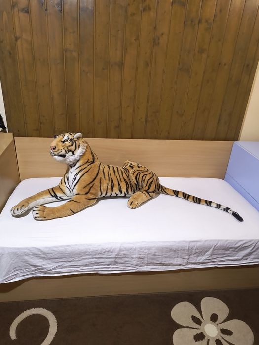 Голям плюшен тигър, размер на снимките 
Без забележки - 30евро 
Бу