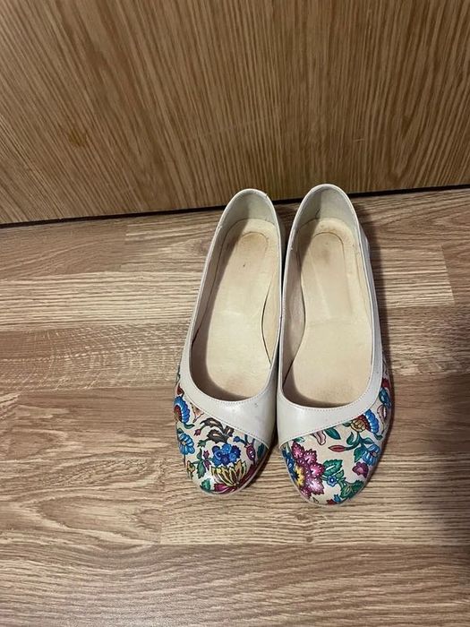 Balerini din piele naturala cu motiv floral