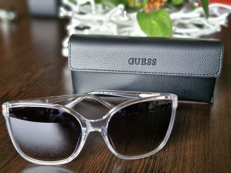 Чисто нови дамски слънчеви очила Guess с калъф