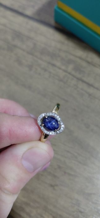 Тилла узук сотилади. С бриллиантами и сапфиром