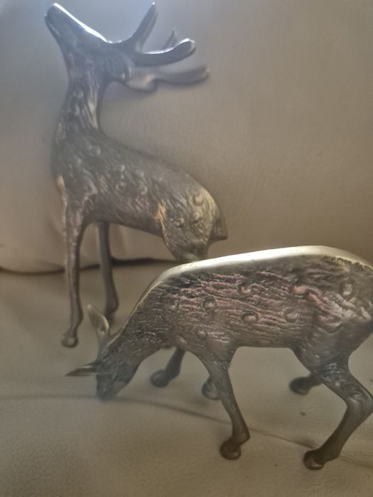 Cadou : doua figurine : cerb si caprioara