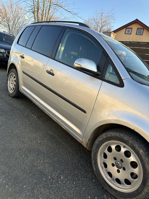 Vand VW touran 1.9 tdi , doar vand fara variante