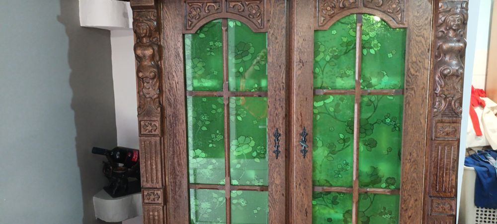 Mobila deosebita ,stare foarte bună comoda+vitrină ,adusa din Belgia,