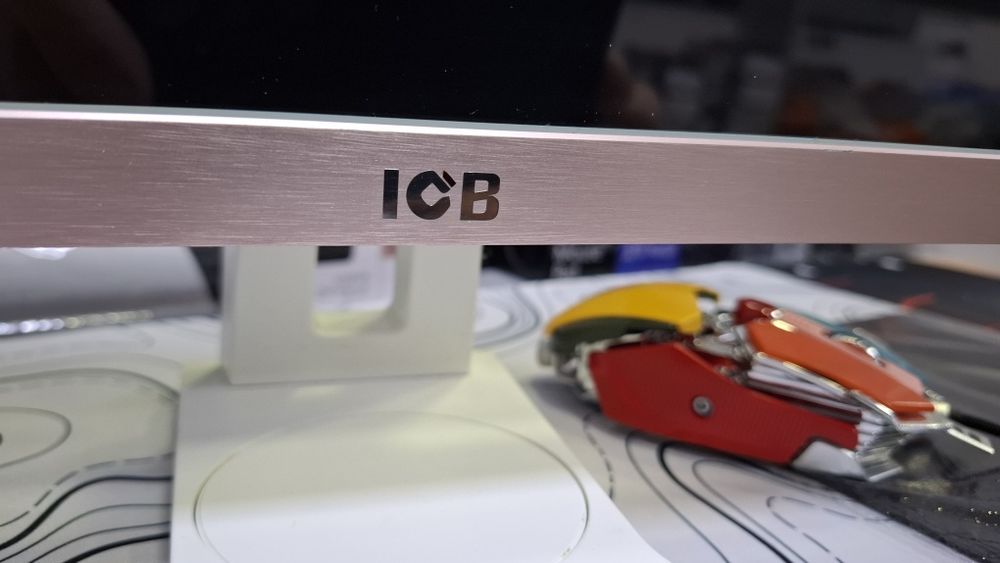 Монитор 32" изогнутый