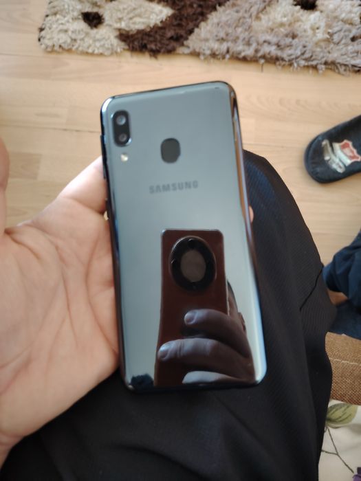 Samsung a20 e arata foarte bine