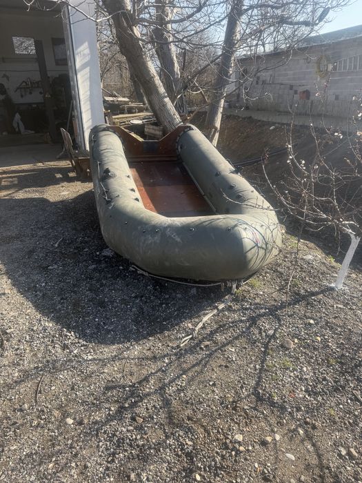 надуваема лодка с твърдо дъно 4.10 м