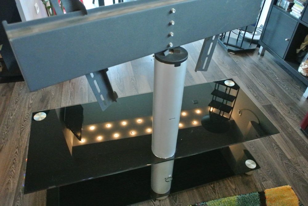 Фирмена стъклена маса за телевизор до 42 инча.