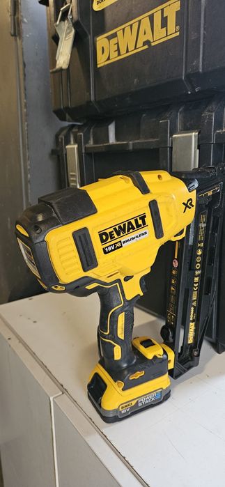 Pistol cuie DeWalt din 660