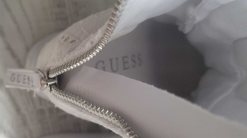 Incaltaminte dama Guess, tenesi suprainaltati la jumatate de pret