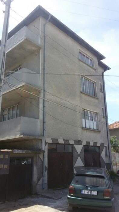 3 етажно жилище с дворно място