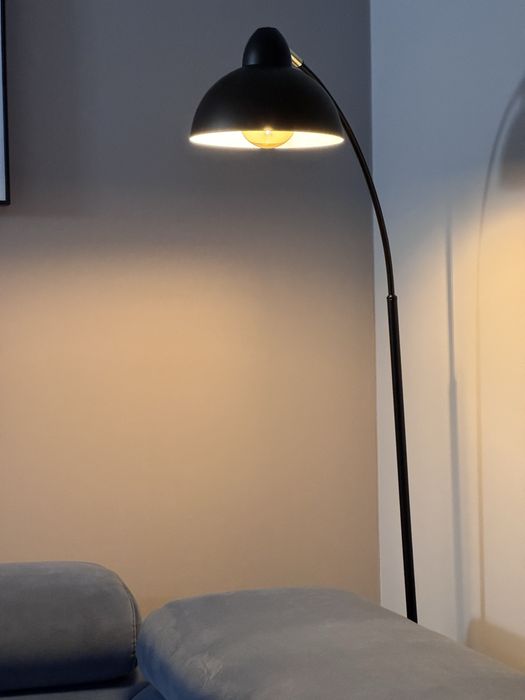 Lampadar negru cu picior