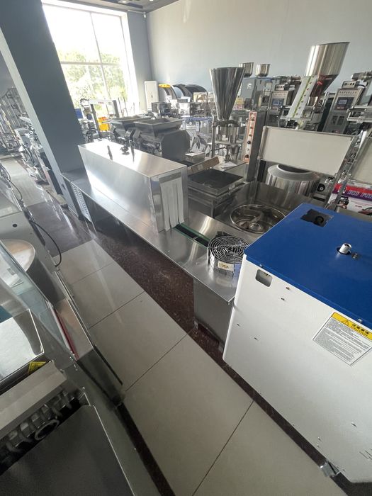 Paroviy termotunel - etiketkani par bilan yopishtiradi