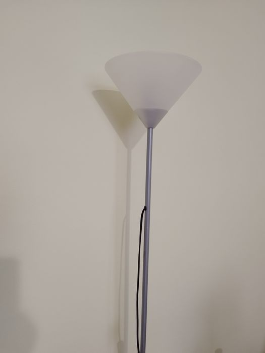 Vând veioză cu picior metalic.Nouă!