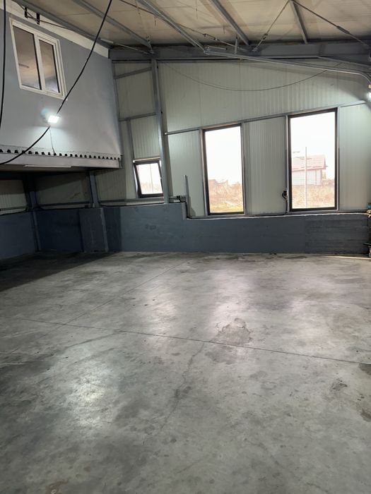 Inchiriez hala metalica