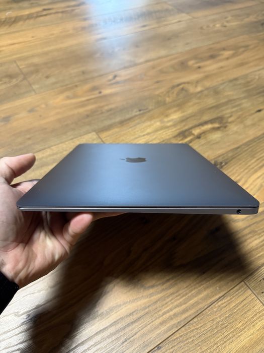 Macbook air 13”, 16gb ram, 512gb stocare, 8core cpu si gpu