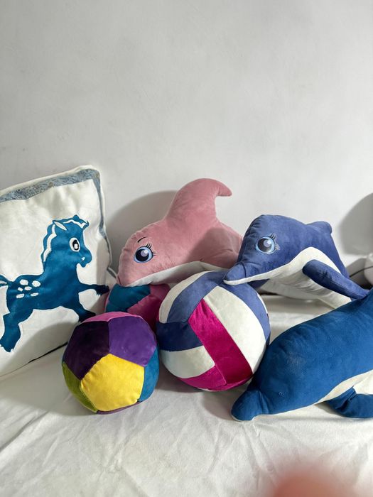 Бейнежазбада көршісін ұрсып жатқанын көруге болады.