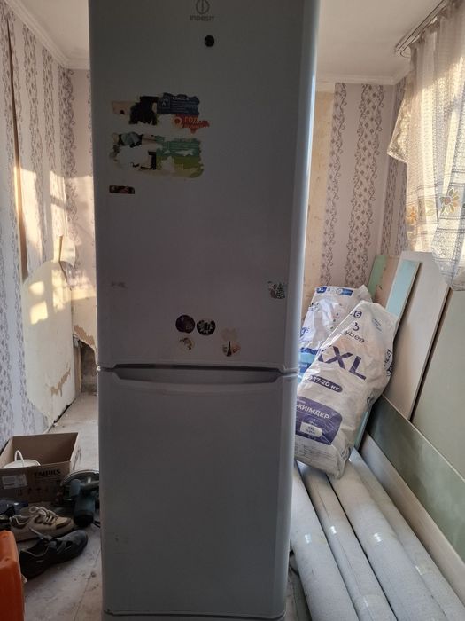 Продам холодильник работает  все