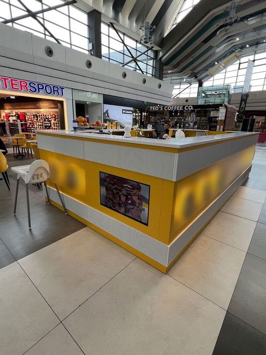 Insulă premium pentru mall – 5,5m×2,5m, folosită 4 luni, 65% reducere