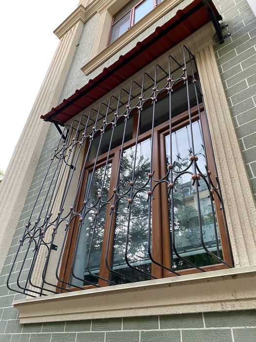 Услуга по установке козырьков на окна, и роликов для сушки белья