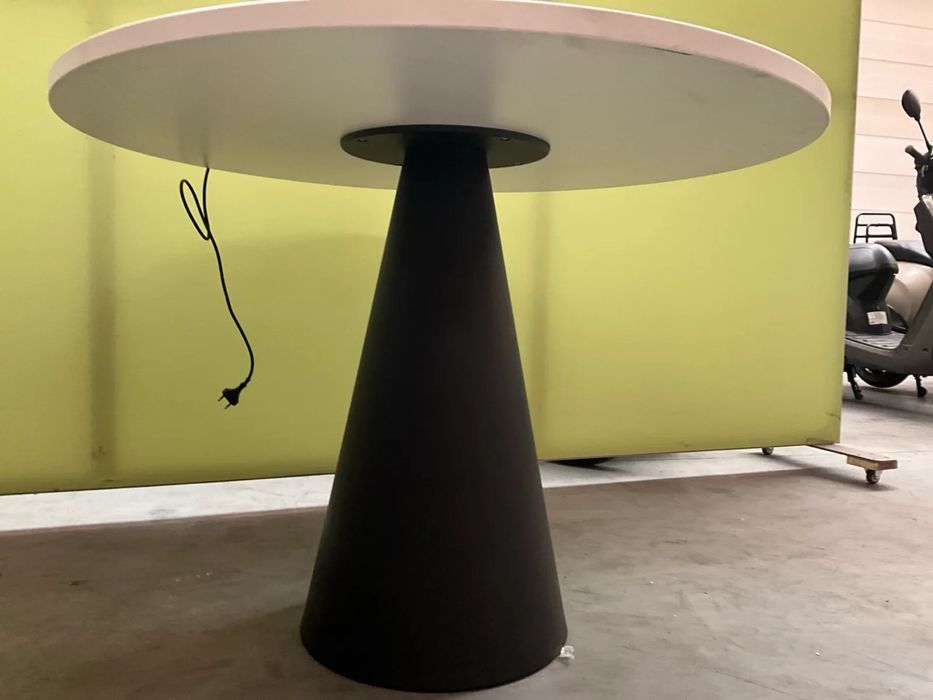 Masa Pedrali Ikon + Lampa  Luceplan Constanzina